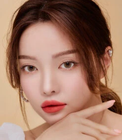 LensMe Makeover Weeki Brown -Contact Lens Shop LensMe Makeover Weeki Brown2 model